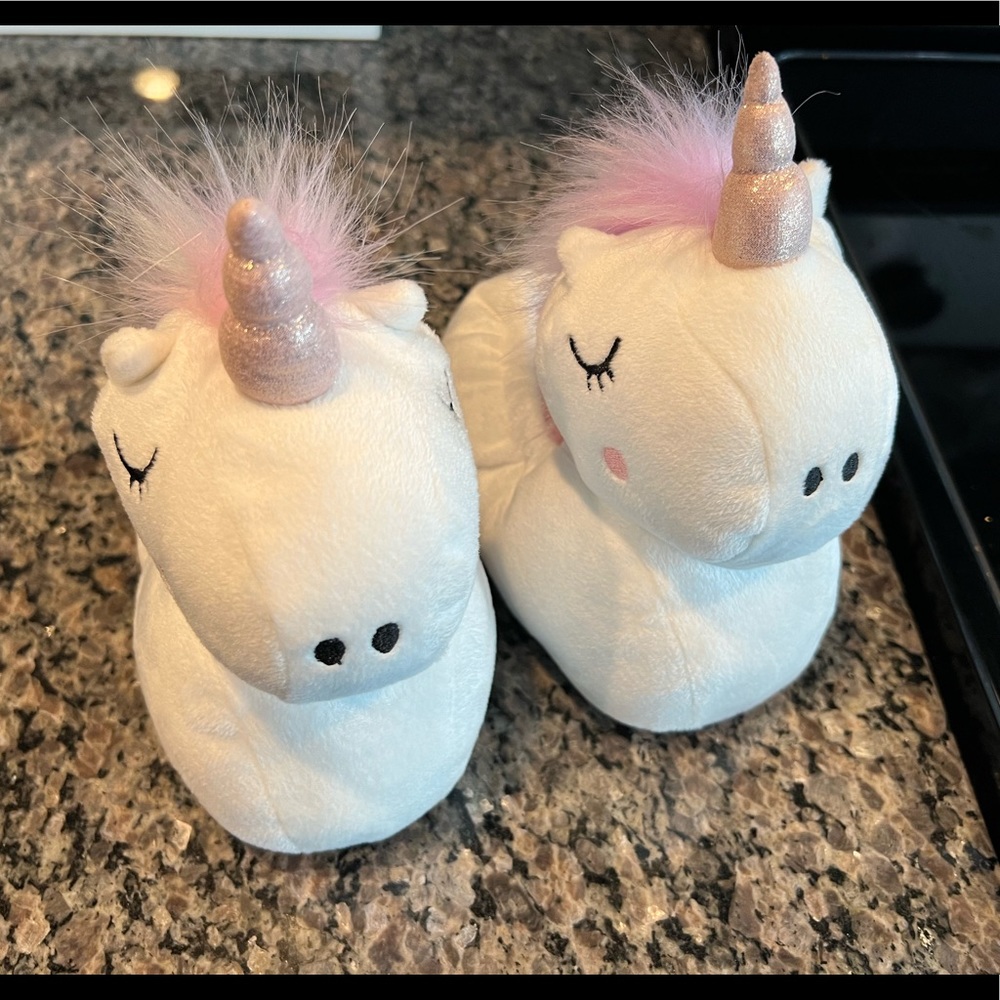 Adorable girls size 9-10 unicorn slippers